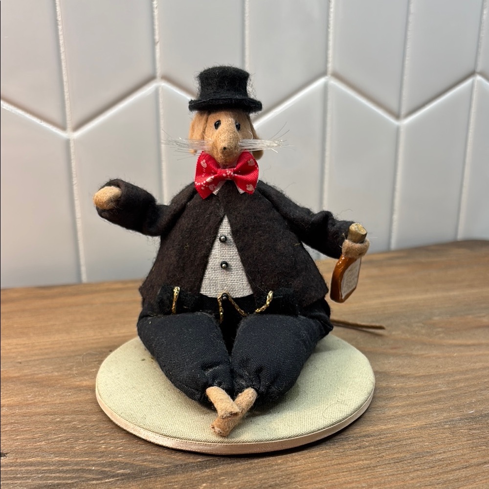 Diane Freeman Designs -Charming Mouse Figurine